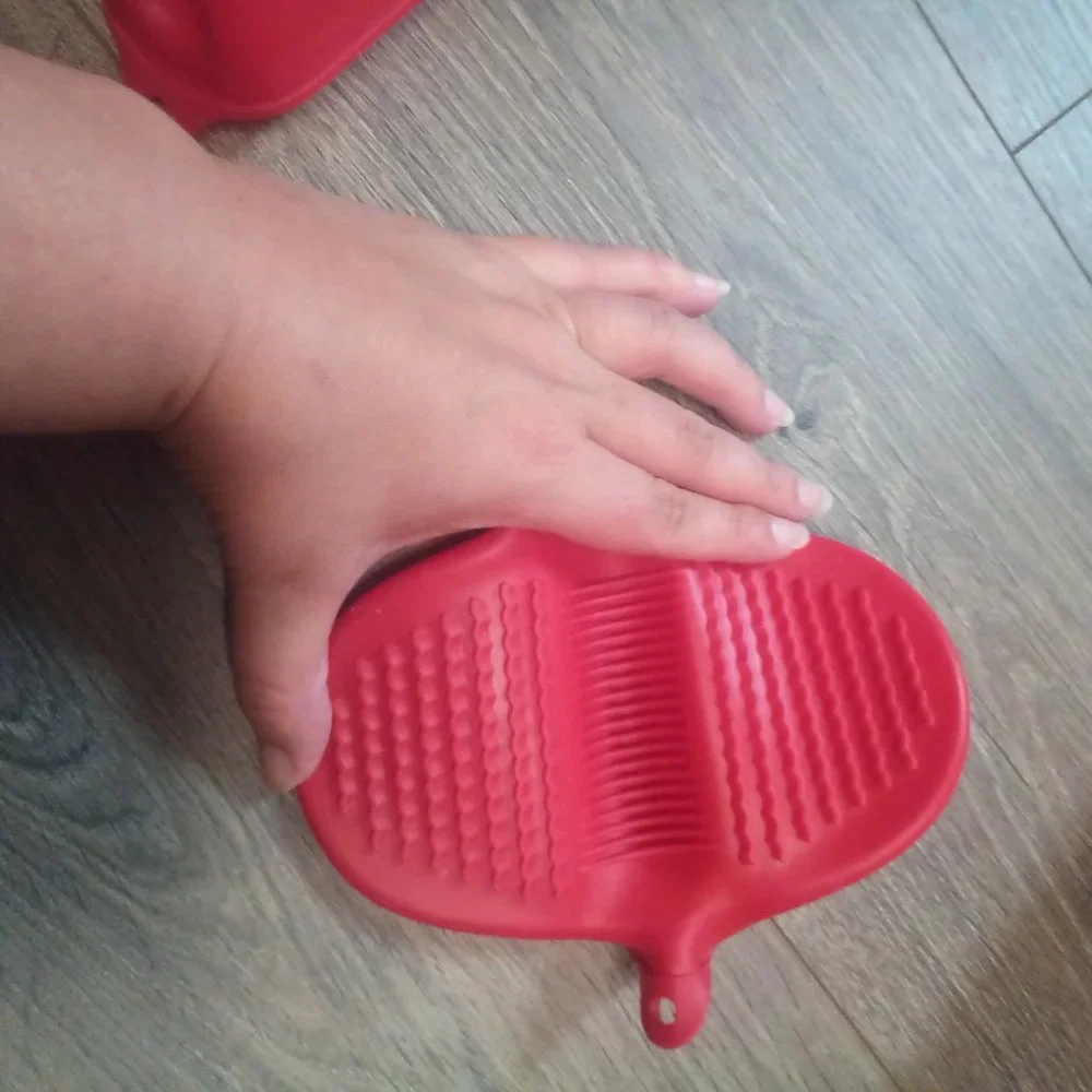 NWOT SILICONE RED MINI OVEN MITTS